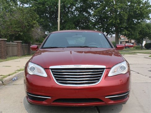 Used 2011 Chrysler 200 Touring FWD image 3