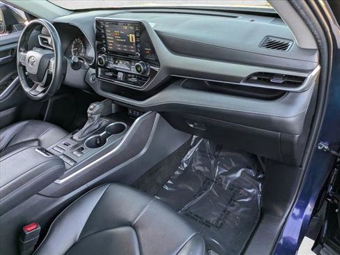 Used 2022 Toyota Highlander XLE image 17