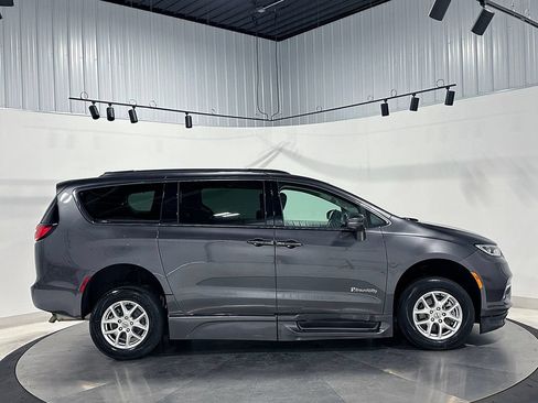 Used 2022 Chrysler Pacifica Touring-L FWD image 5