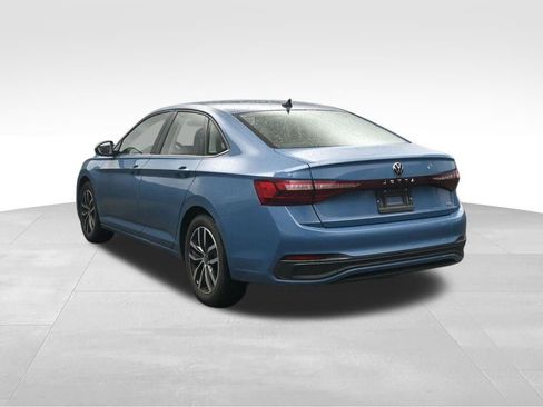 Used 2025 Volkswagen Jetta SE FWD image 4