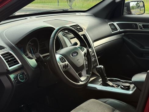 Used 2015 Ford Explorer XLT w/ Equipment Group 202A AWD/4WD image 5