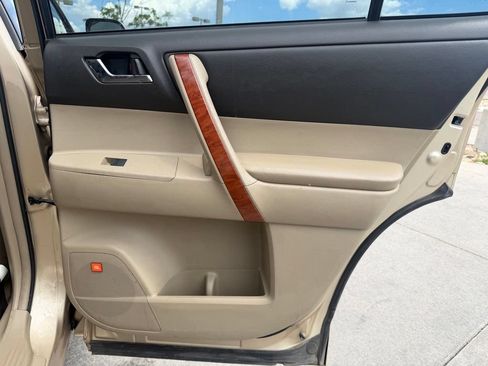 Used 2010 Toyota Highlander Limited AWD/4WD image 25