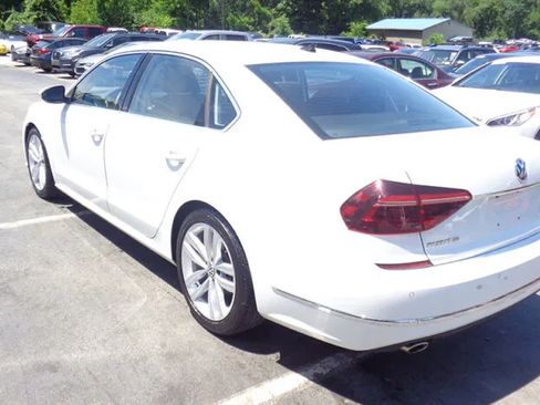 Used 2018 Volkswagen Passat 2.0T SE FWD image 4