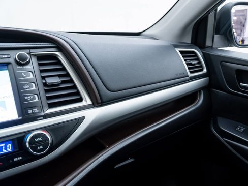 Used 2019 Toyota Highlander XLE image 31