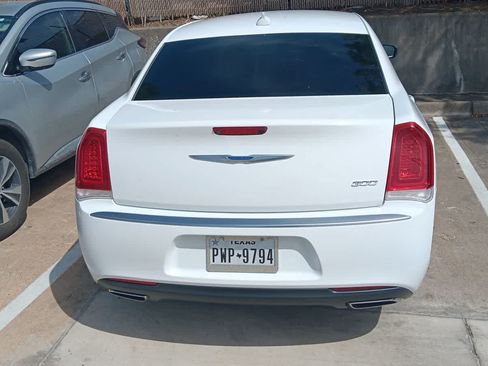 Used 2018 Chrysler 300 Touring w/ Chrome Appearance Package RWD image 9