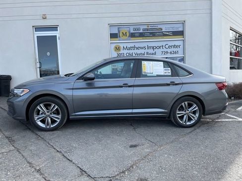 Used 2023 Volkswagen Jetta SE image 2