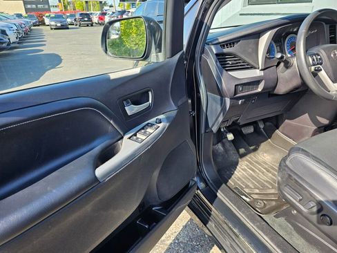 Used 2017 Toyota Sienna SE image 16