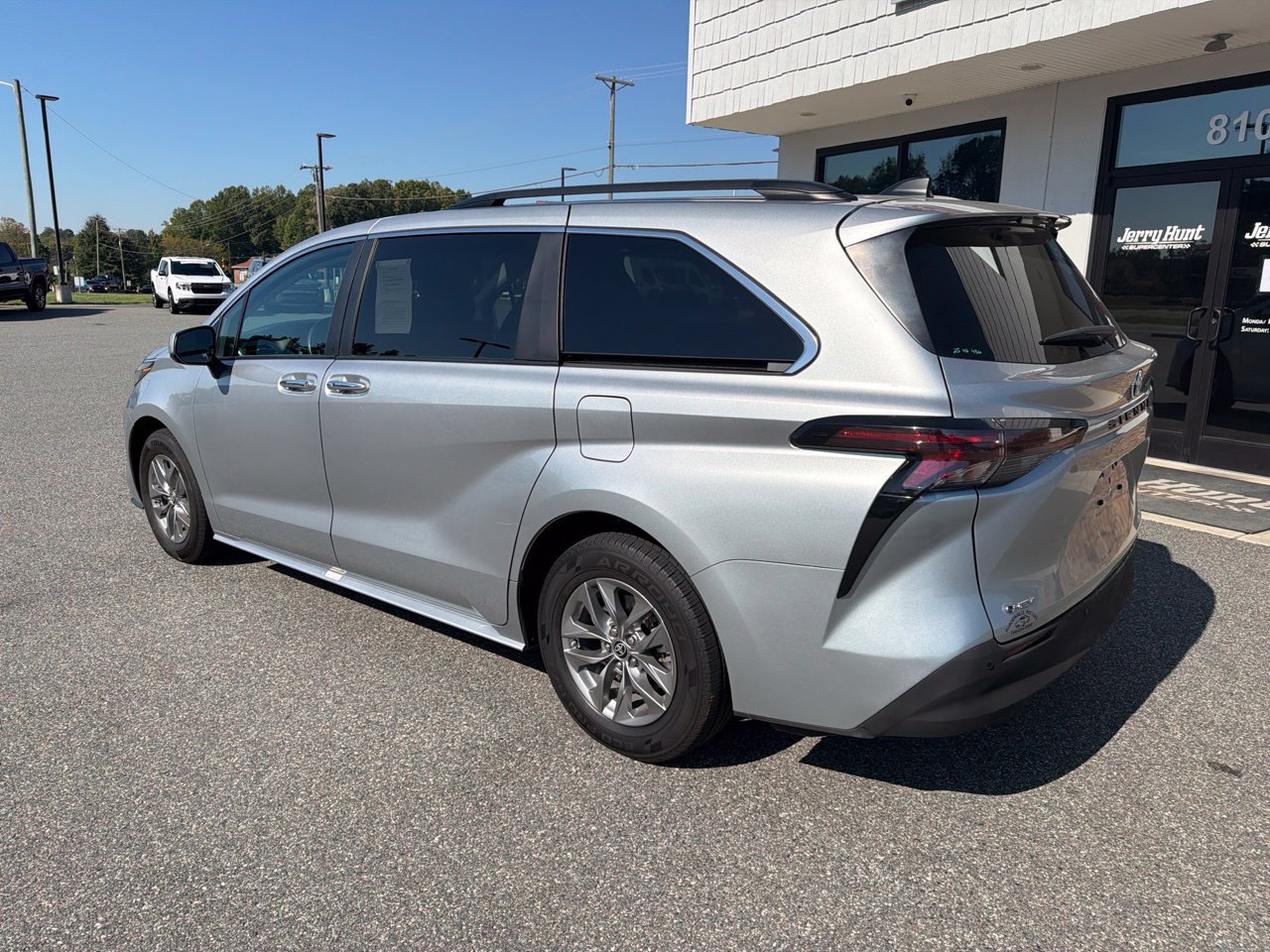 Used 2025 Toyota Sienna XLE FWD image 7