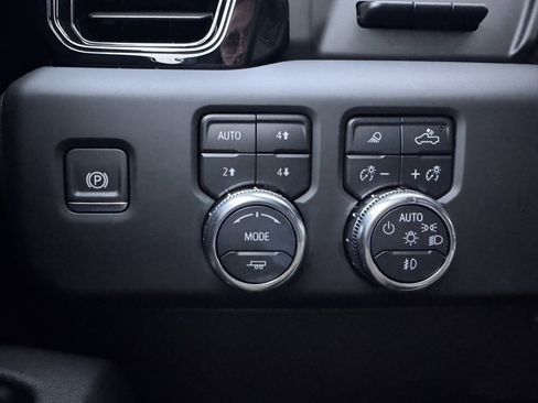 Used 2024 GMC Sierra 1500 AT4 w/ Technology Package image 34