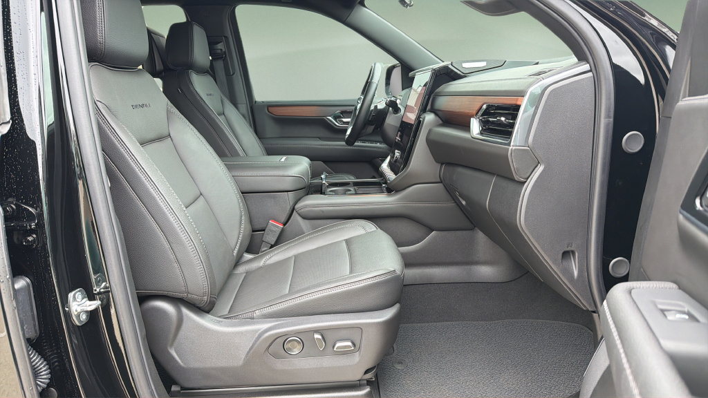 Used 2026 GMC Yukon Denali w/ Advanced Technology Package AWD/4WD image 27
