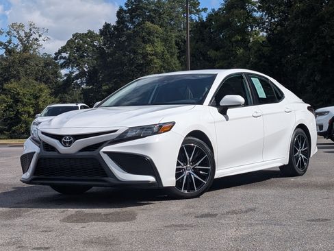 Used 2021 Toyota Camry SE FWD image 1