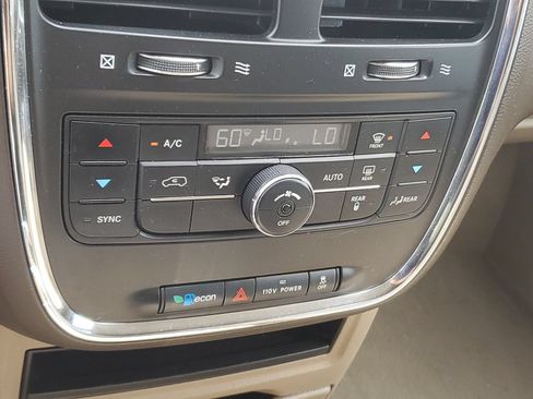 Used 2012 Chrysler Town & Country Touring w/ Entertainment Group #1 FWD image 29