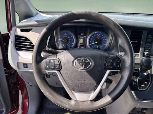 Used 2019 Toyota Sienna LE w/ Outdoor Package FWD image 11