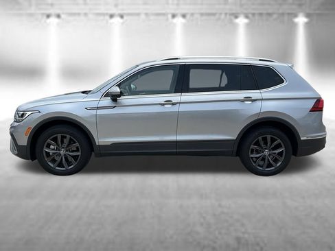 Used 2023 Volkswagen Tiguan SE w/ Panoramic Sunroof Package FWD image 3