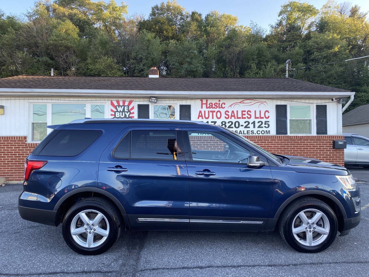Used 2016 Ford Explorer XLT w/ Equipment Group 202A AWD/4WD image 4
