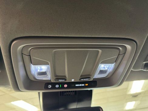 Used 2025 GMC Sierra 1500 SLT AWD/4WD image 9