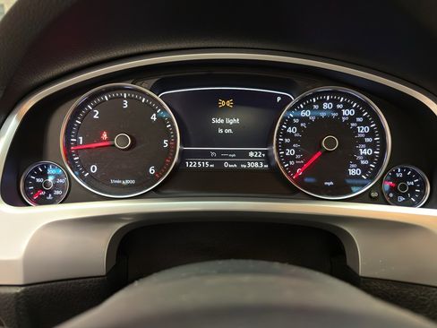 Used 2014 Volkswagen Touareg TDI image 15