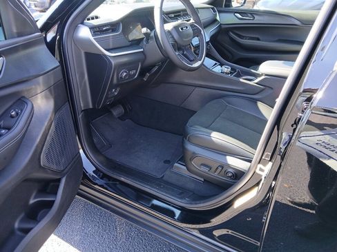 New 2025 Jeep Grand Cherokee L Altitude image 8