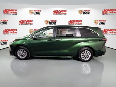 Certified 2023 Toyota Sienna XLE AWD/4WD image 14