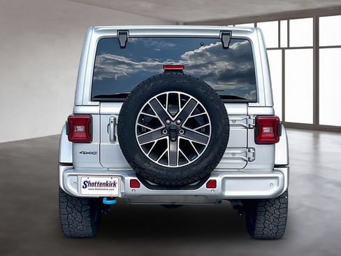 Used 2023 Jeep Wrangler Unlimited Sahara AWD/4WD image 5