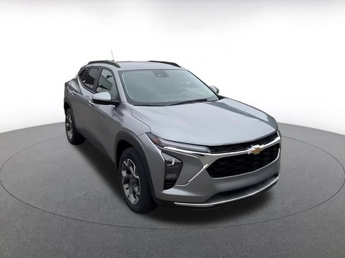 Used 2025 Chevrolet Trax LT FWD image 3