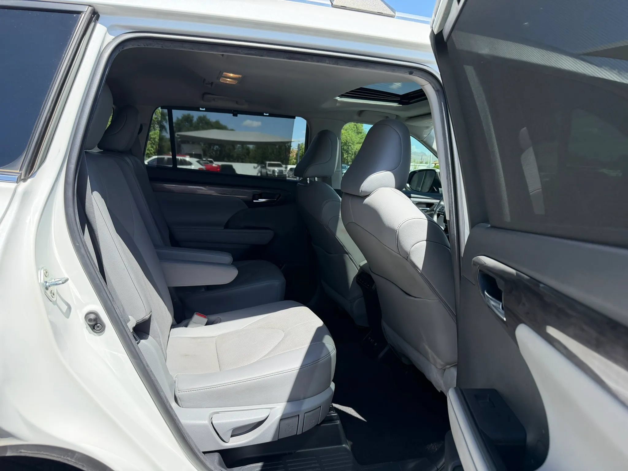 Used 2020 Toyota Highlander Limited FWD image 30