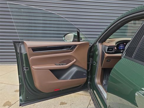 Used 2025 Porsche Macan Electric image 6