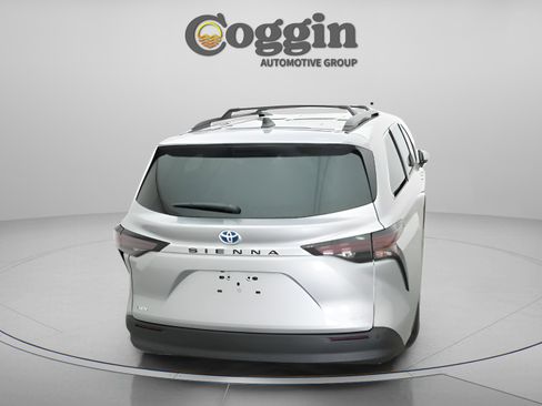 Used 2025 Toyota Sienna XLE image 14