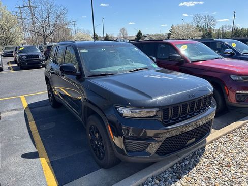 Certified 2025 Jeep Grand Cherokee Altitude AWD/4WD image 5