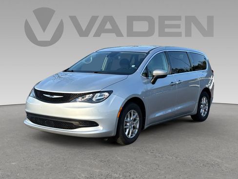 Used 2023 Chrysler Voyager LX image 23