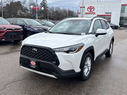 Used 2023 Toyota Corolla Cross LE w/ Moonroof Package image 3