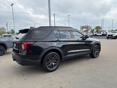 Used 2025 Ford Explorer ST-Line w/ ST-Line Street Pack AWD/4WD image 3