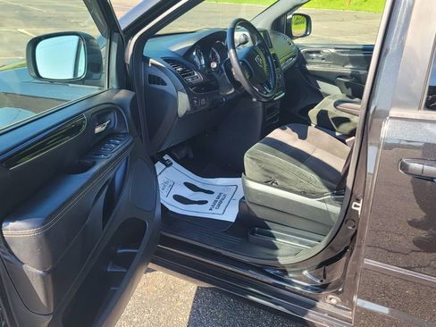 Used 2016 Dodge Grand Caravan SE FWD image 18