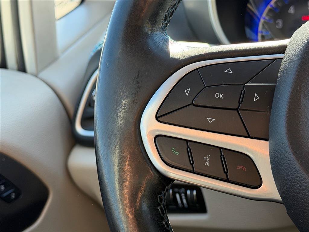 Used 2021 Chrysler Pacifica Touring-L FWD image 17