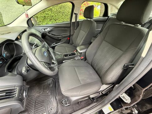 Used 2018 Ford Focus SE w/ Cold Weather Package FWD image 8