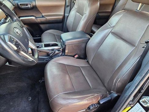 Used 2016 Toyota Tacoma Limited w/ Towing Package image 16