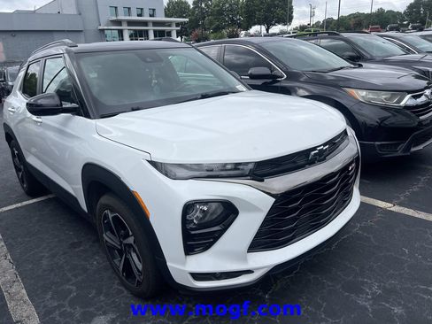 Used 2023 Chevrolet TrailBlazer RS w/ Sun and Liftgate Package FWD image 2