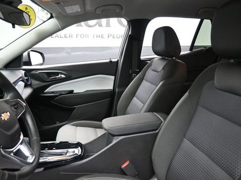 Used 2025 Chevrolet Trax LT w/ Driver Confidence Package FWD image 18