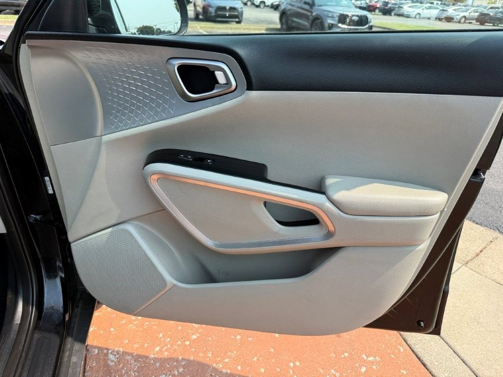 Used 2023 Kia Soul LX FWD image 19