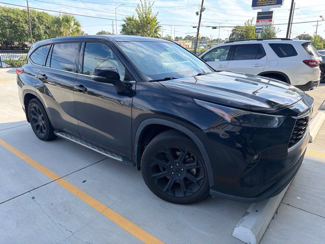Used 2022 Toyota Highlander LE FWD image 3