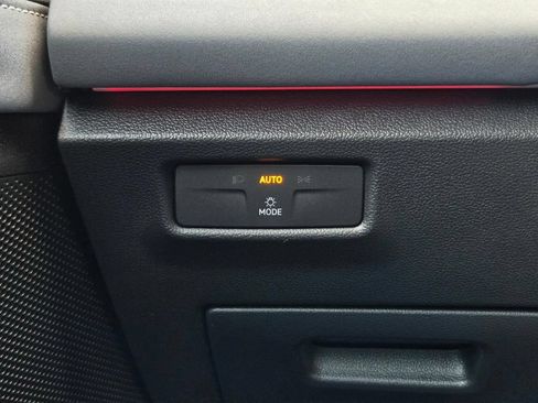 Used 2026 Volkswagen Tiguan SE FWD image 21