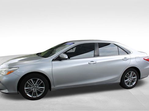 Used 2015 Toyota Camry SE FWD image 11