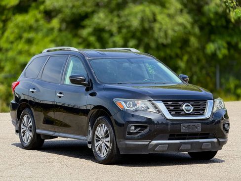 Used 2017 Nissan Pathfinder SV image 1