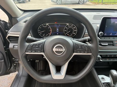 Used 2025 Nissan Altima 2.5 SV FWD image 23