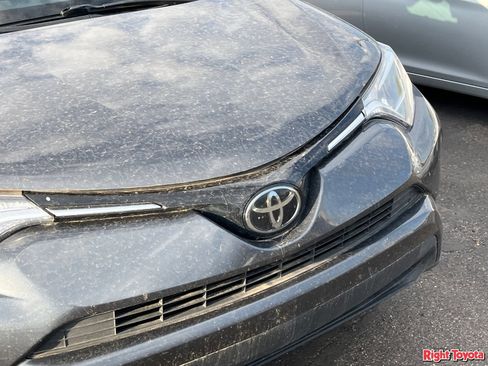 Used 2018 Toyota RAV4 LE FWD image 7