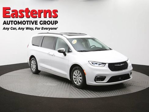 Used 2023 Chrysler Pacifica Limited FWD image 51