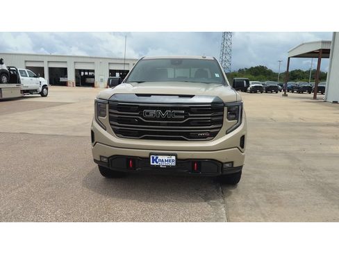 Used 2022 GMC Sierra 1500 AT4 w/ AT4 Premium Package AWD/4WD image 3