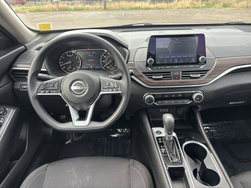 Used 2024 Nissan Altima 2.5 SV image 17