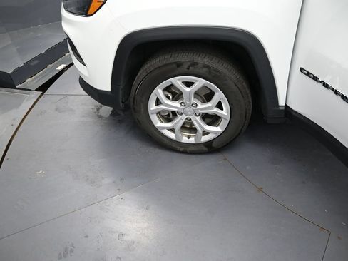 Used 2024 Jeep Compass Latitude AWD/4WD image 14