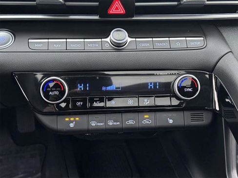 Certified 2025 Hyundai Elantra SEL image 27